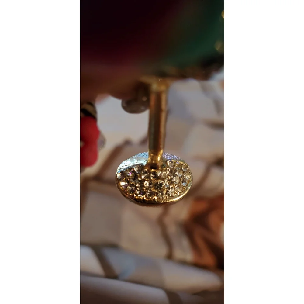 Elegant Crystal-Encrusted Wine Glass Keychain - Sparkling Rhinestone.
